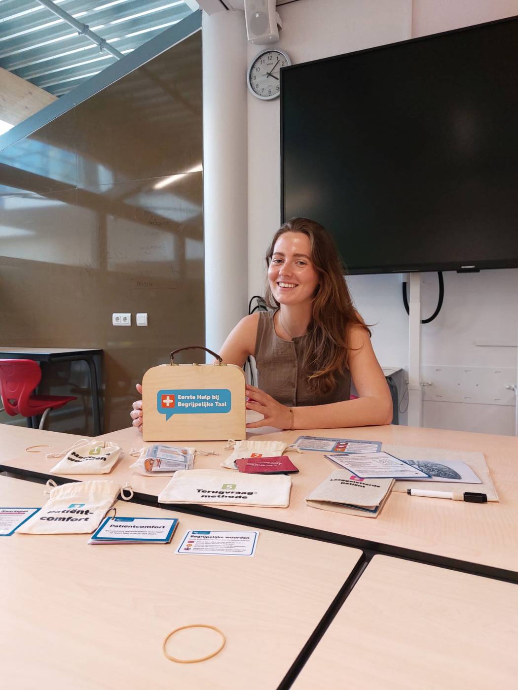 Mirte van Doorn met de Taalkoffer