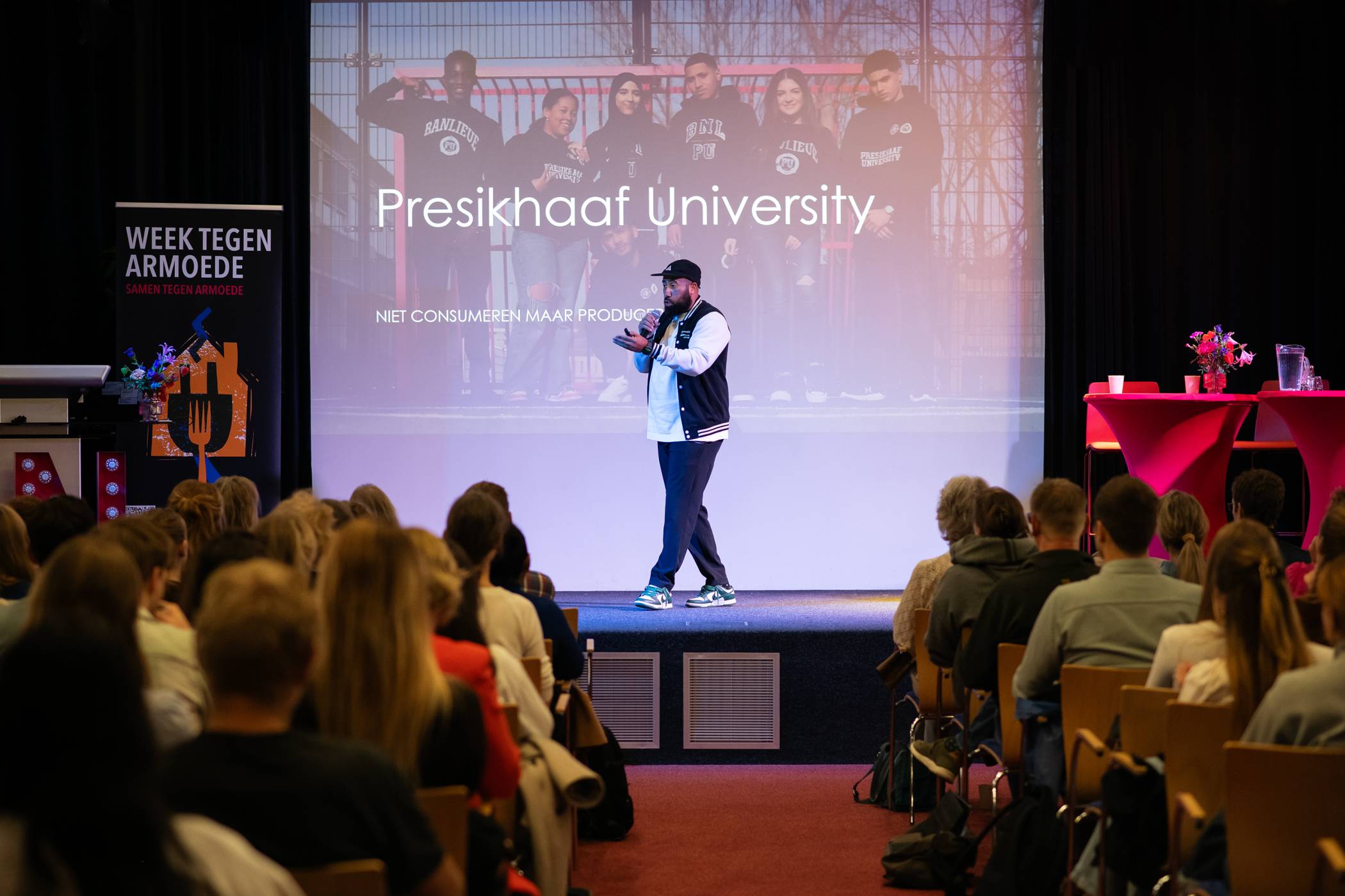 volle zaal luistert naar spreker tijdens Week tegen Armoede