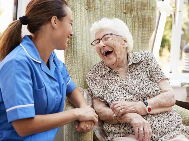 Verpleegkundige met senior in bejaardentehuis