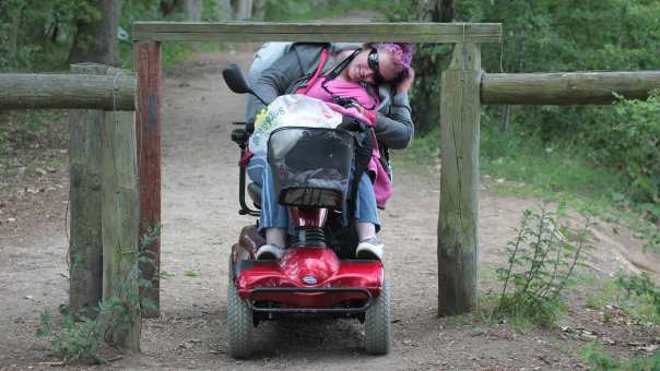 Dame in een rolstoel loopt vast op een hekje. Gebruikt voor artikel Gelijk is gelijk