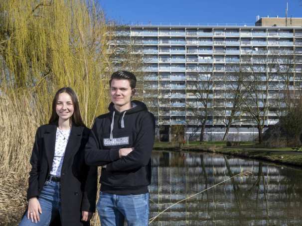 bouwkundestudenten Lotte Eijsackers en Mathijs Jacobs voor een oud appartementencomplex