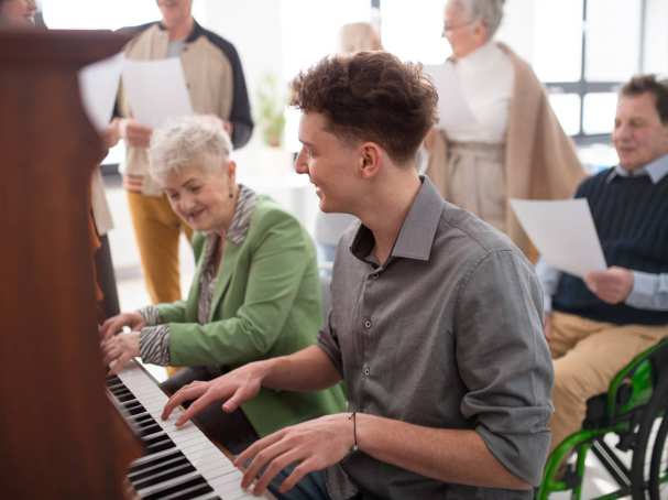 Ouderen mensen spelen piano