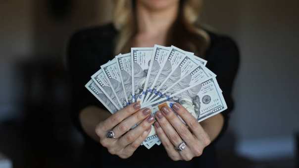Vrouw met geld in haar hand. 