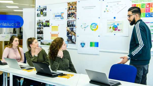 bedrijfskunde voltijd, foto 6325, studenten samenwerken in de klas op de laptop