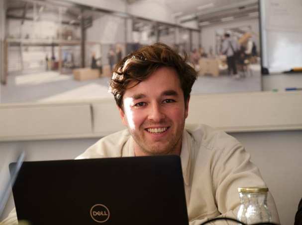 GGIT student Max Tonino achter de laptop op de Techathon