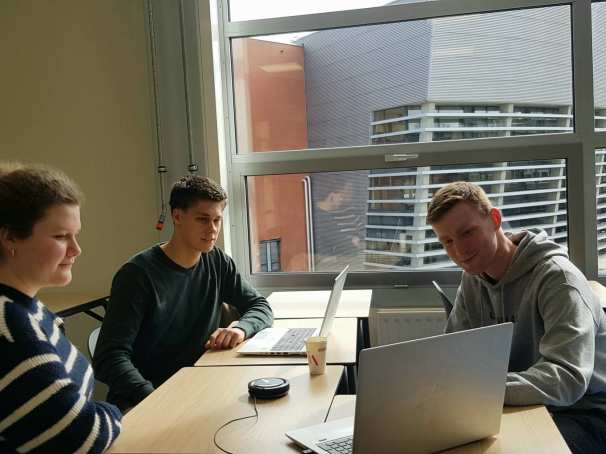 Studenten overleggen in een leslokaal op Ruitenberglaan 29 met hun opdrachtgever via online Teams over de vorderingen van hun project