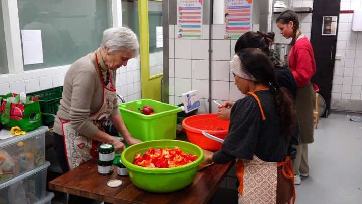 Studenten VED bereiden maaltijden voor Voedselbank