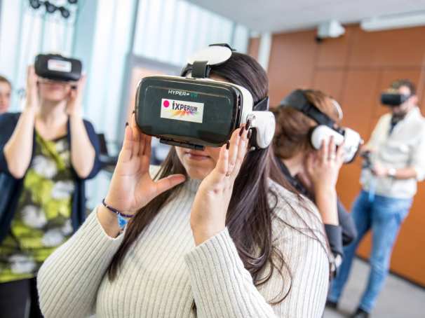 studenten met VR-bril op