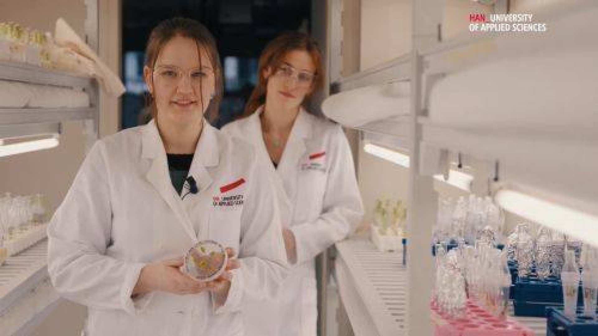 Een shot uit de video van de opleiding Life Sciences van Academie Toegepaste Biowetenschappen en Chemie uit april 2022