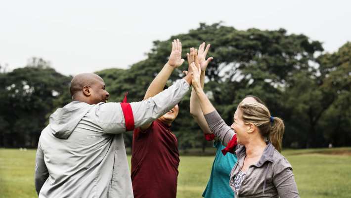 Mensen maken high five, samen pijn de baas, health