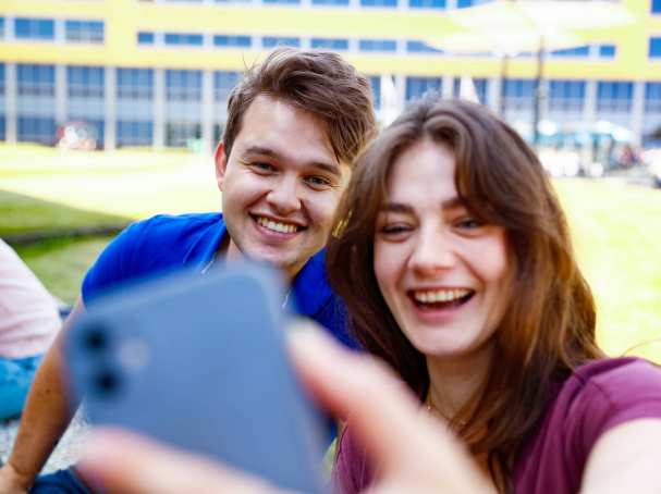 Studenten buiten mobiel selfie man vrouw