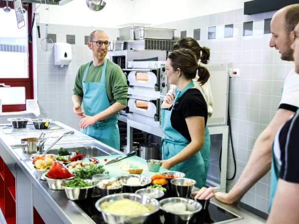 studenten en docent in de keuken