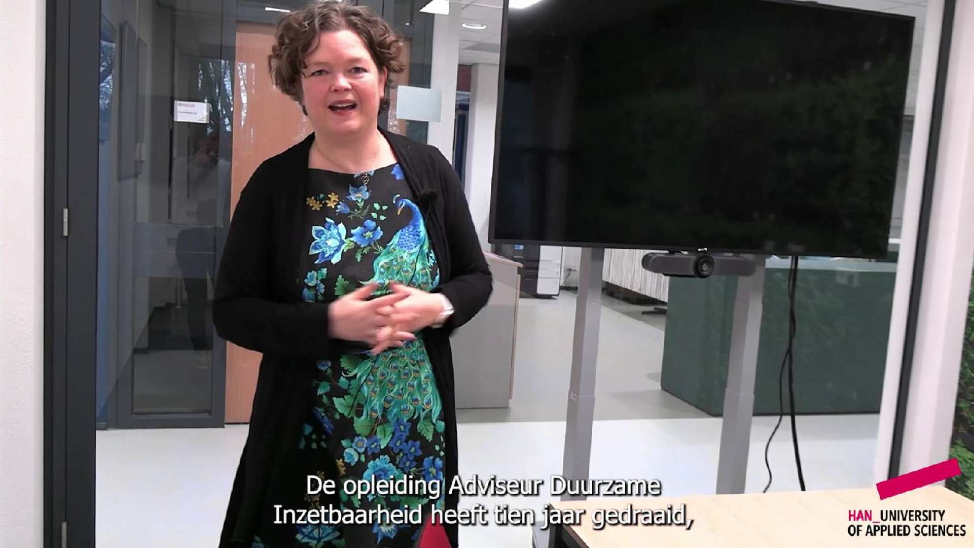 Screenshot van docent Etty Wielenga-Meijer die vertelt over de vernieuwde opleiding Adviseur Duurzame Inzetbaarheid 