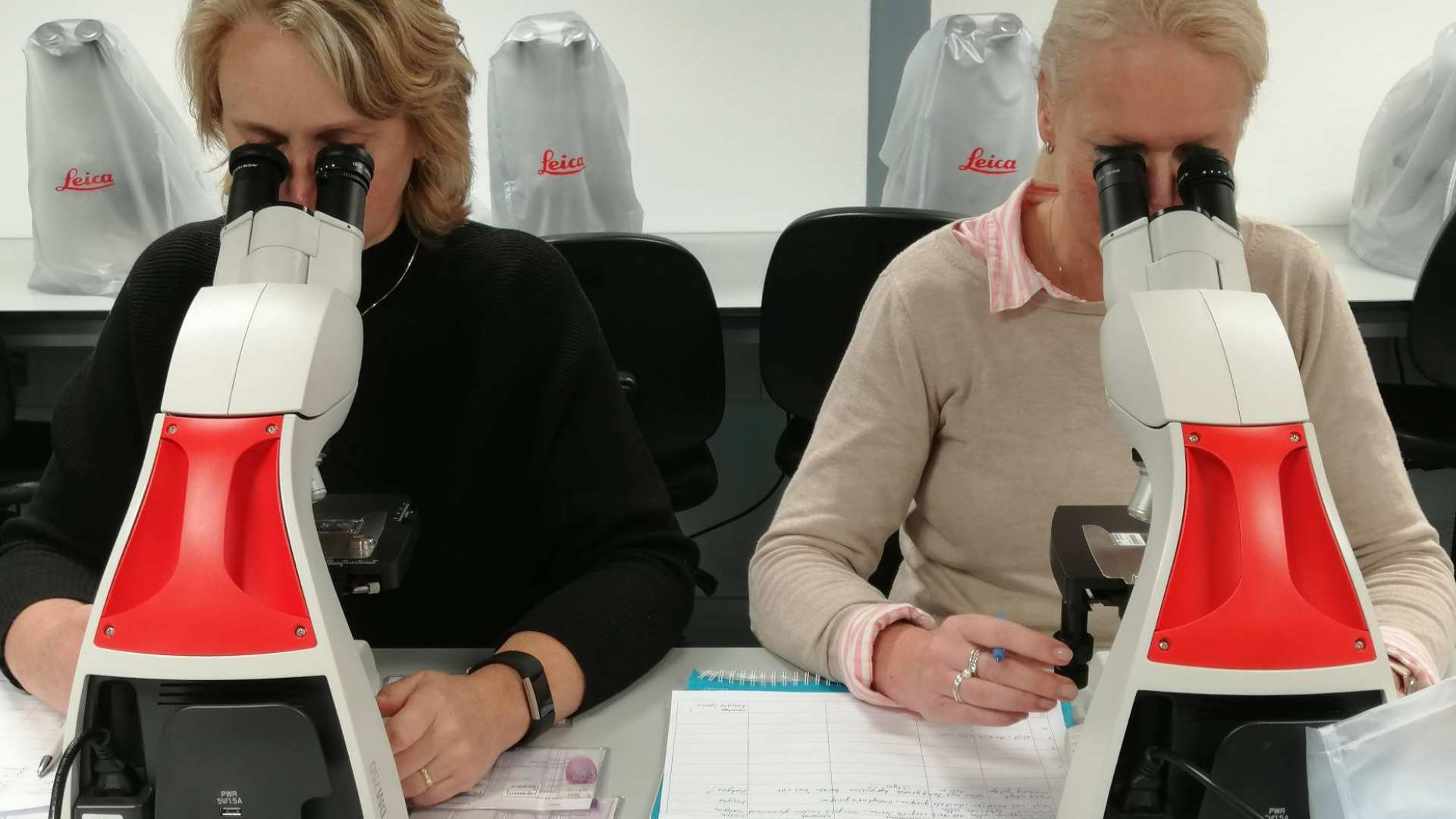 Twee cursisten tijdens een praktijkles van de cursus Immunologie in Nijmegen