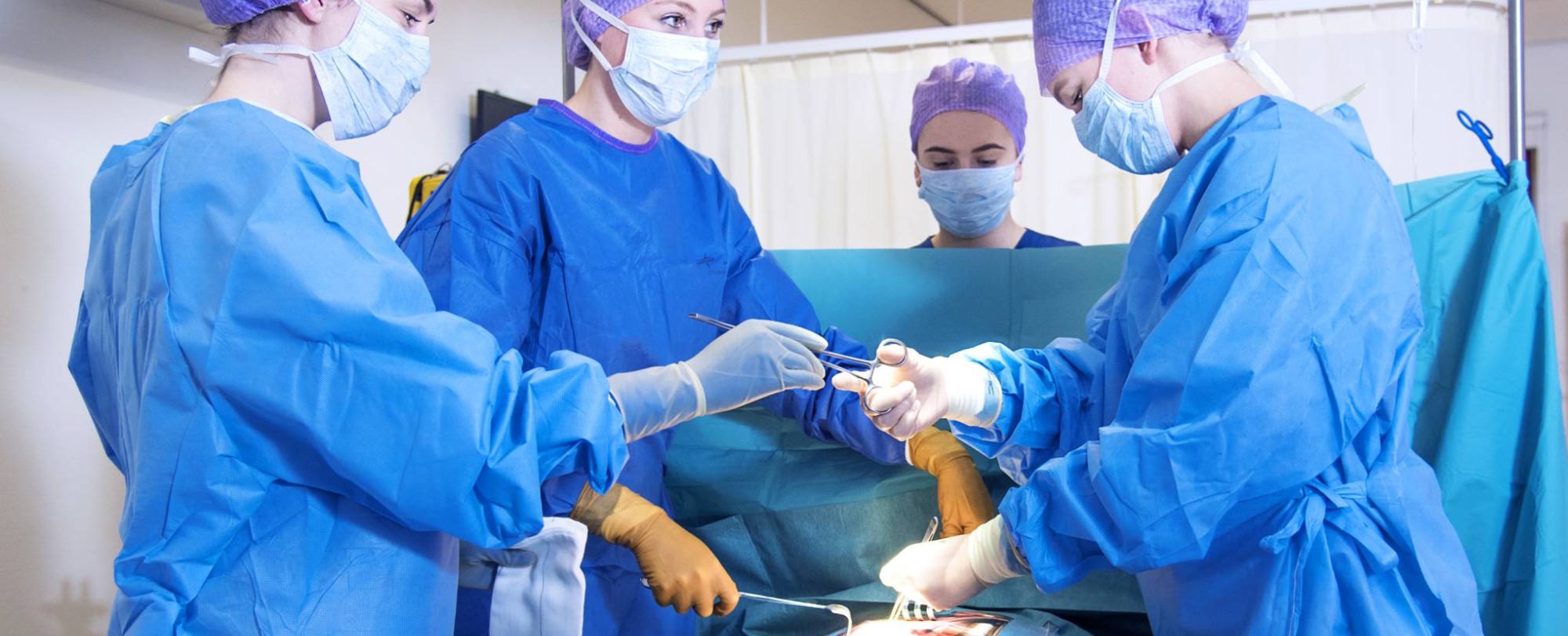 Hulpverlening studenten oefenen operatie zonder docent