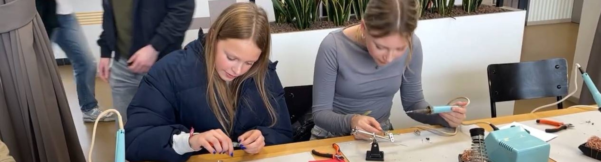 Meiden leren solderen op de Girls' Day bij de HAN in Arnhem
