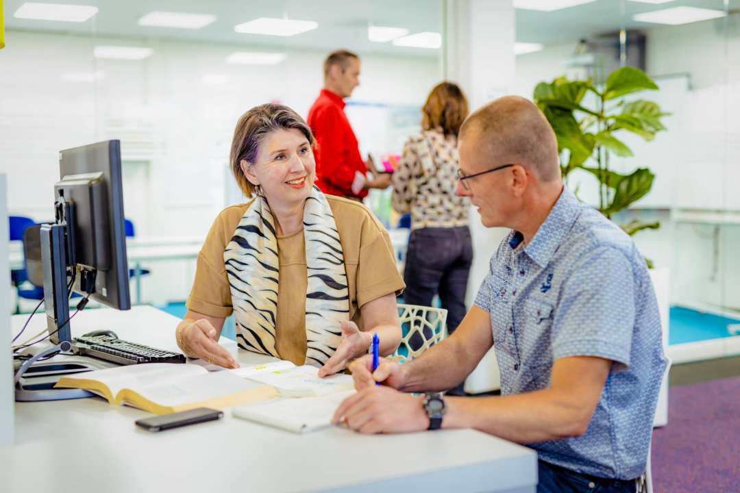 Logistics Management deeltijd, studiecentrum, studeren, boeken, overleggen, praten, samenwerken, 2022