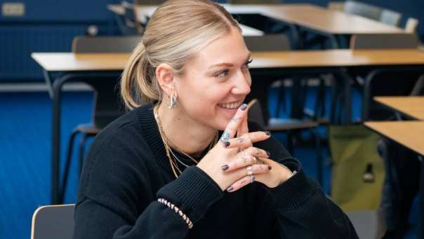 AMM LLO Isa tijdens les Social Work deeltijd