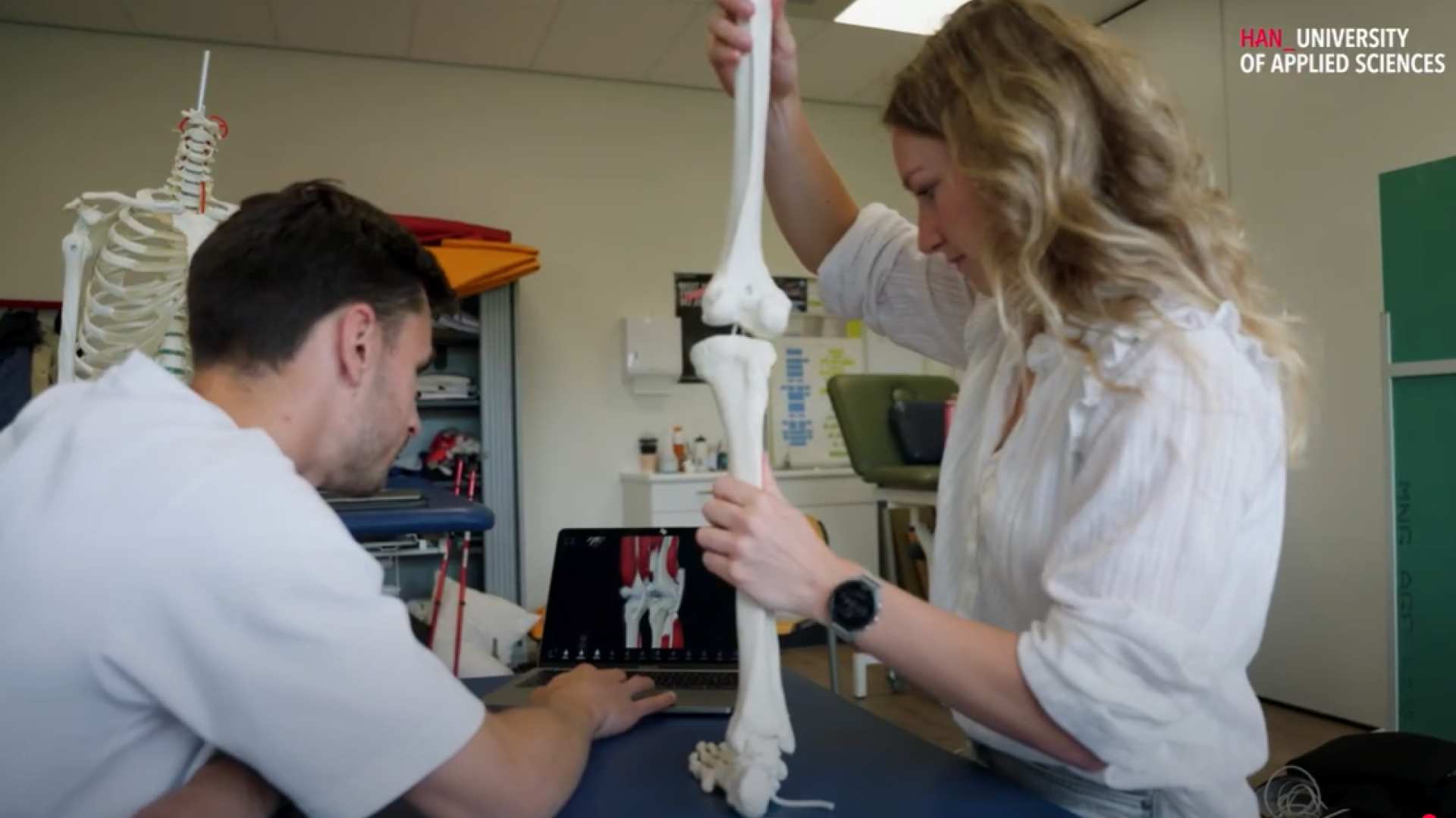 Meisje blaast confetti weg