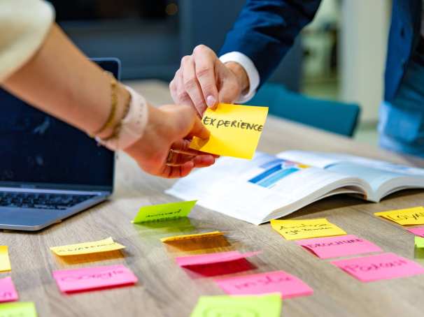 Studenten van de bachelor Commerciële Economie deeltijd, duaal in gesprek en samenwerken.