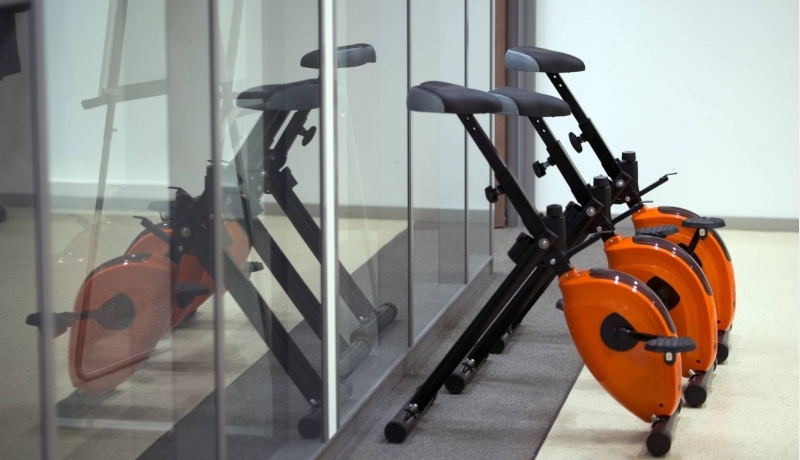 Fitnesstoestellen voor de cursus Gezonde leefstijl in de ouderenzorg