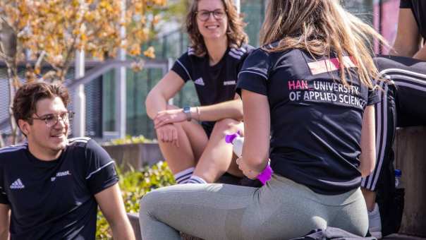 studenten praten met elkaar over sportkunde