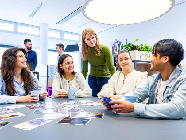 Studenten Toegepaste Psychologie van de HAN in gesprek met de docent
