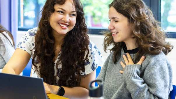 Fotoshoot Master Circular Economy foto 2- MCE 2024 - overleggende klasgenootjes