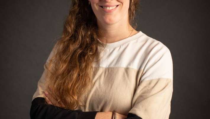 Paula lachend op een portretfoto