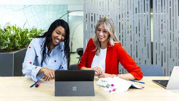 Opleidingsbeeld Accountancy duaal (verkleinde versie). Studenten accountancy deeltijd in overleg bij de HAN Arnhem, finance, financieel, AFEM, laptop.