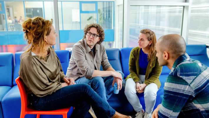 Student geeft uitleg aan docent, medestudenten luisteren. Master Circulaire Economie (DT) 2024.