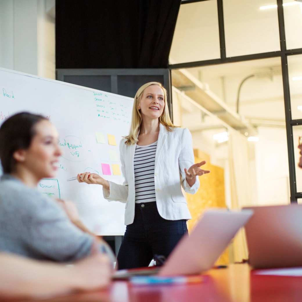 Professionals met elkaar aan het werk met post-its.