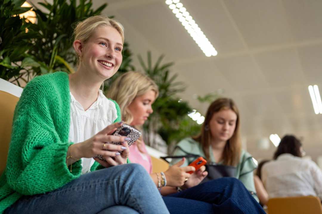 meisje kijkt op telefoon