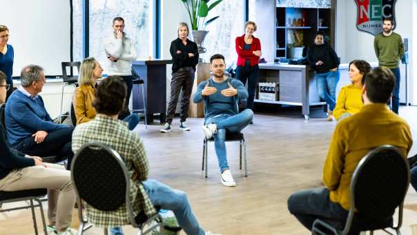 foto van een kringgesprek tijdens de wasstraat bij de NEC lounge in het goffertpark