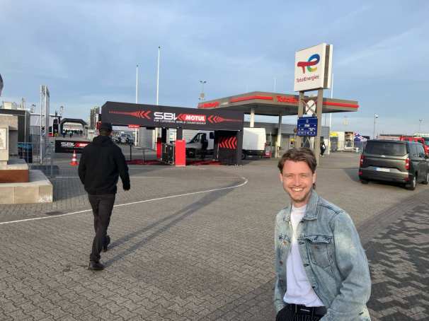 Vrijdag 16 april waren semester 6 studenten van HAN Automotive en hun docentcoach op uitnodiging van Ten Kate Racing aanwezig tijdens het WK Superbike op het TT-circuit in Assen. Het was een geweldige ervaring!