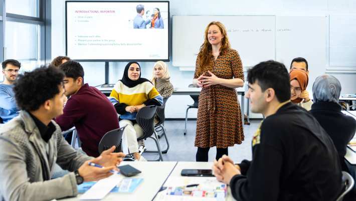 Docent en cursist in klaslokaal NT2 HAN-Talencentrum