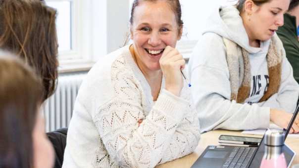 AMM LLO met studente Telma in gesprek in medestudenten