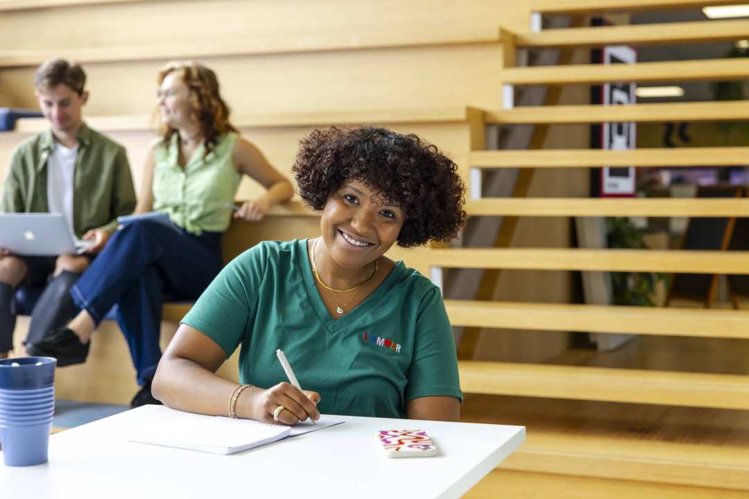 Student Support Center. studenten Arnhem. Fotoshoot 2023. Student aan het werk. R26. Kijkt in lens.