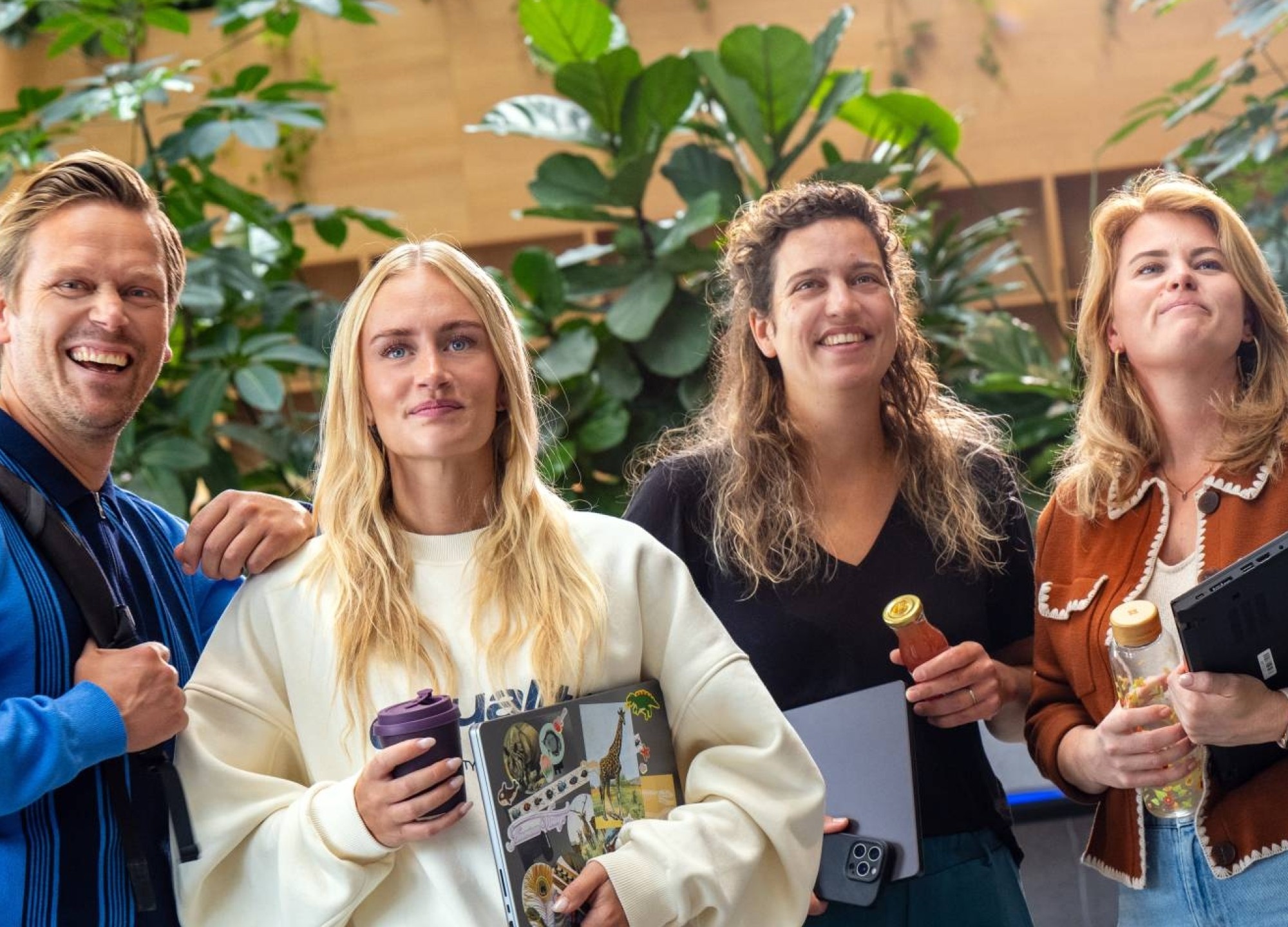 Drie deeltijdstudenten op de Open Avond bij automotive en engineering.