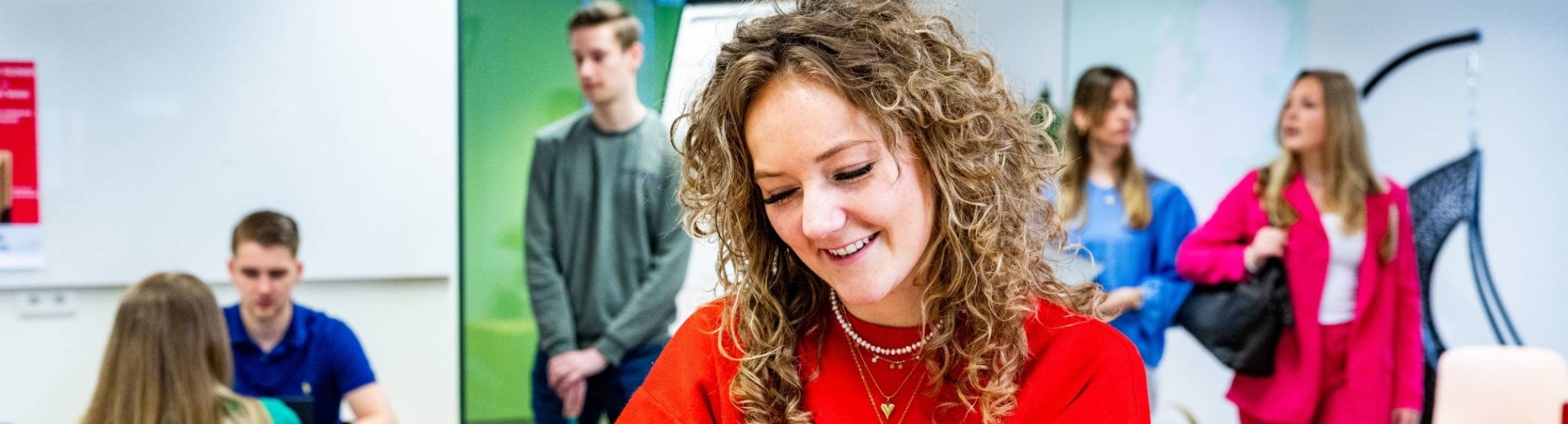 Student Facility Management werkt zelfstandig in de studio op de HAN Campus in Nijmegen