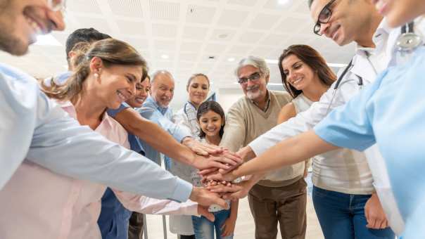Zorgpersoneel en cliënten en patiënten slaan de handen ineen