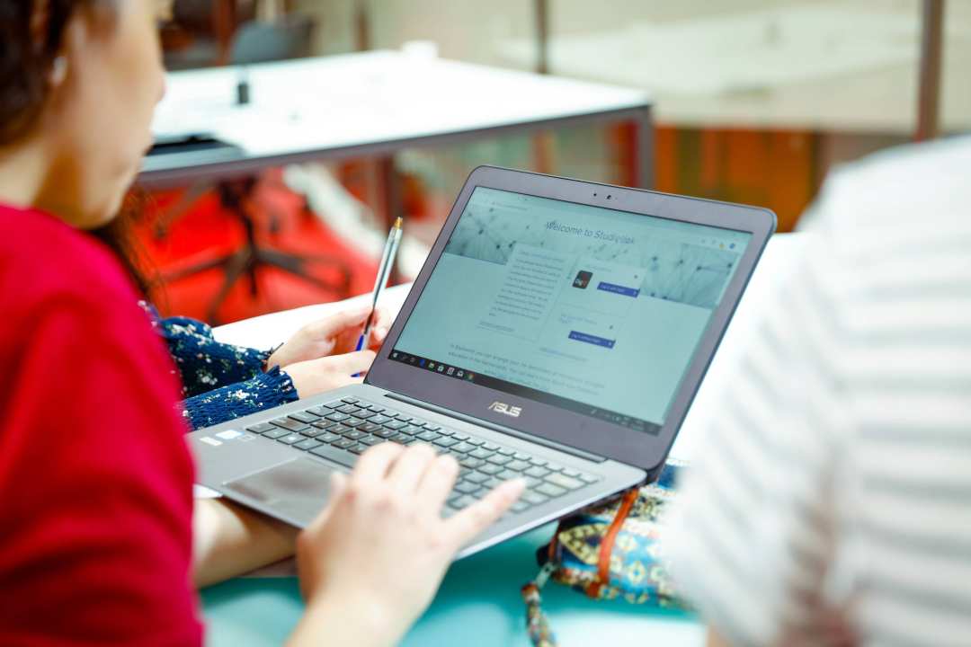 student met laptop aanmelden deeltijd han