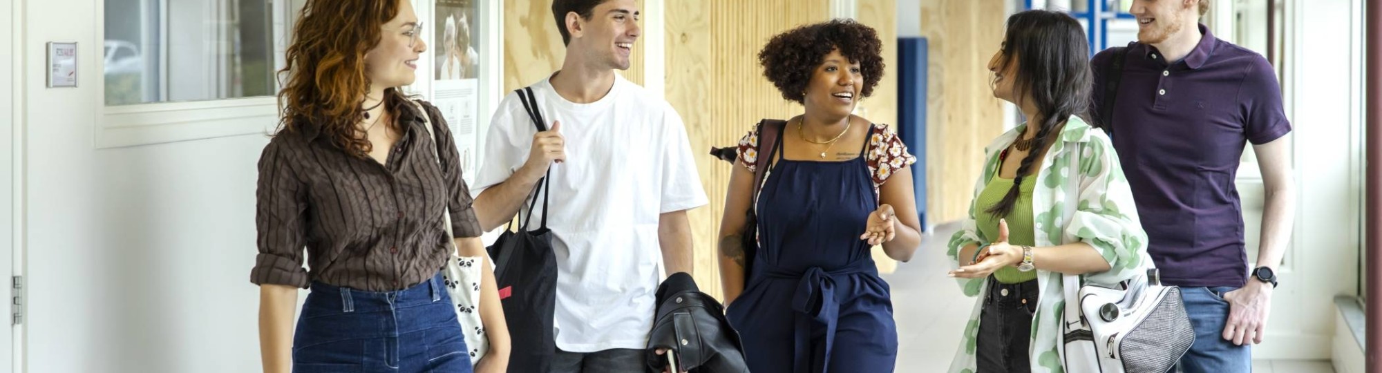 Student Support Center, studenten, Arnhem. Groep studenten lopen in de gang van R26. Fotoshoot 2023.