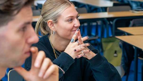 AMM LLO studenten Glenn en Isa tijdens les Social Work deeltijd