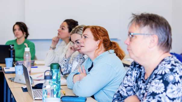 deeltijdstudenten luisteren naar docent