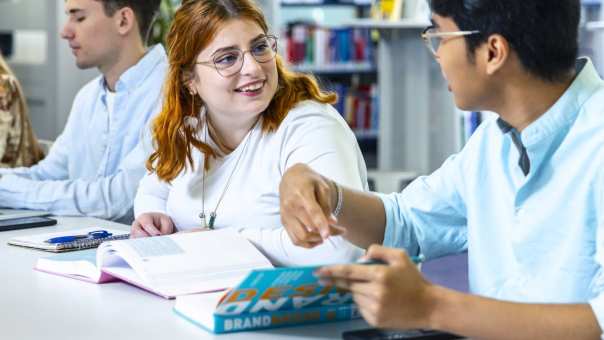Fotoshoot Master Circular Economy foto 15 - MCE 2024 - samen studeren in de bibiotheek