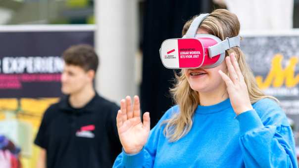 Toekomstige student heeft een VR bril op