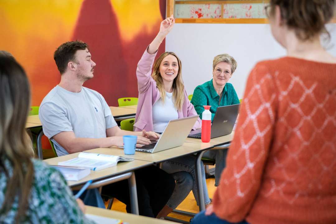 student steekt vinger op