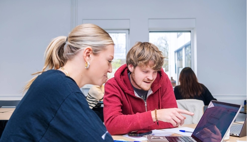 AMM LLO Joey en Isa tijdens les Social Work deeltijd