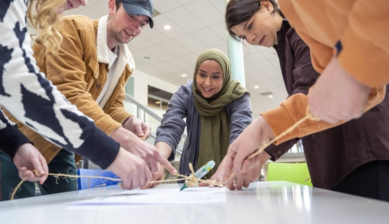 Studenten spelen een spel